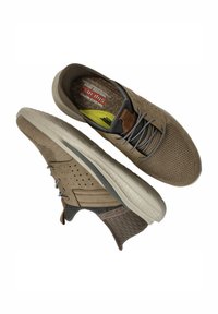 Hnědé sportovní boty s prodyšným síťovaným svrškem, hladkými semišovými akcenty, perforacemi pro odvětrávání a polstrovanou béžovou podrážkou.