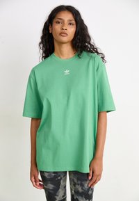 adidas Originals TEE - T-shirts - preloved green