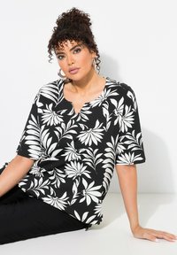 Ulla Popken FLORAL SHORT SLEEVE SPLIT NECK - T-shirt con stampa - black