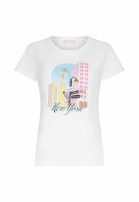 T-shirt blanc à manches courtes avec une illustration colorée des bâtiments de New York, accompagnée de textes et de panneaux de signalisation dans des couleurs pastel.