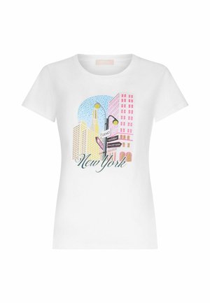 T-shirt blanc à manches courtes avec une illustration colorée des bâtiments de New York, accompagnée de textes et de panneaux de signalisation dans des couleurs pastel.
