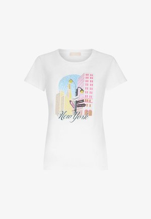 T-shirt bianco a maniche corte con un'illustrazione colorata di edifici di New York, testo e cartelli stradali in colori pastello.