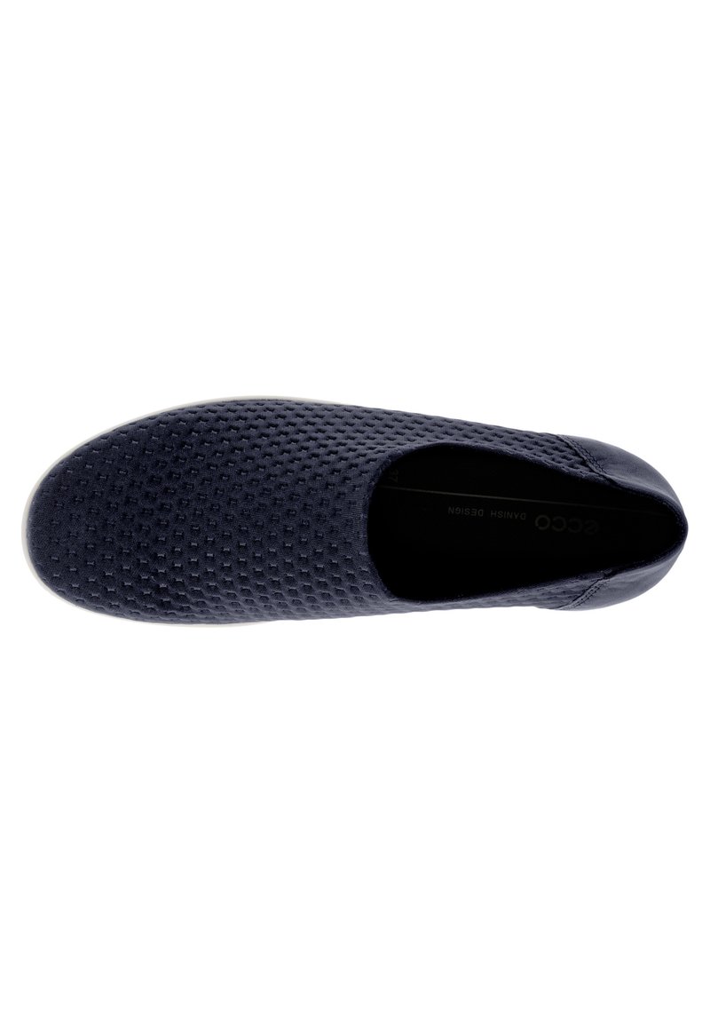 Granatowe buty slip-on z teksturowanym wierzchem i białą podeszwą, widok z góry, zaprojektowane do codziennego użytku.
