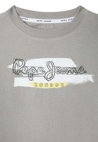Grå bomulds T-shirt med et stiliseret "Pepe Jeans London" logo i sort og gult på en hvid penselstrøgsbaggrund. Rund halsudskæring.