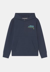 Hoodie bleu marine avec poches avant et texte bleu-vert indiquant "Organique & Recyclé" sur la poitrine gauche.