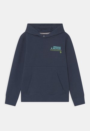 Sudadera azul marino con bolsillos frontales y texto azul-verde que dice "Orgánico y Reciclado" en el lado izquierdo del pecho.