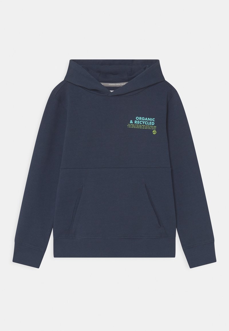 Hoodie bleu marine avec poches avant et texte bleu-vert indiquant "Organique & Recyclé" sur la poitrine gauche.