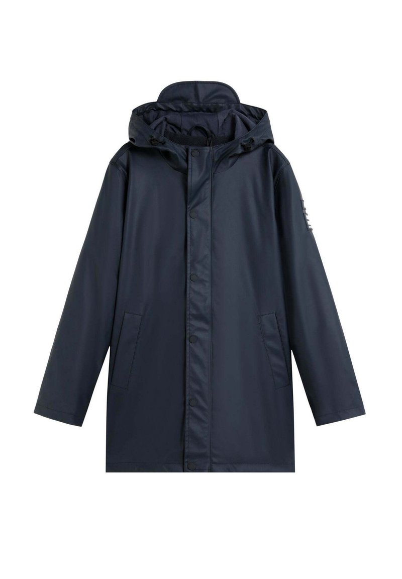 Parka impermeable azul marino con capucha, cierre de botones a presión en el frente, dos bolsillos laterales y una textura suave, con un acento de logo en la manga.