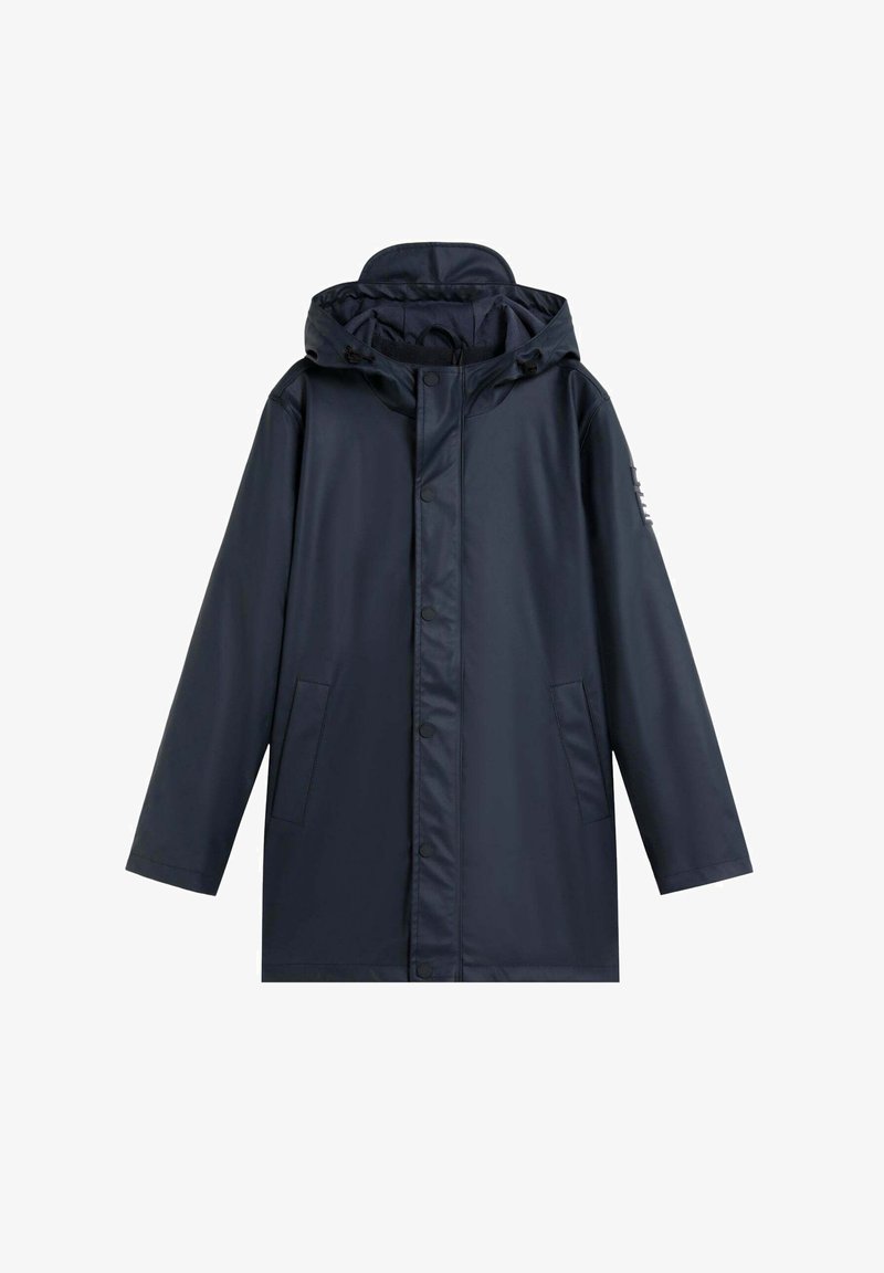 Parka impermeable azul marino con capucha, cierre de botones a presión en el frente, dos bolsillos laterales y una textura suave, con un acento de logo en la manga.