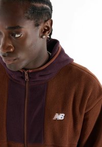 New Balance HOODED - Fleecejacke - brown