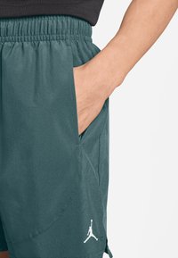 Jordan Korte sportsbukser - oxidized green