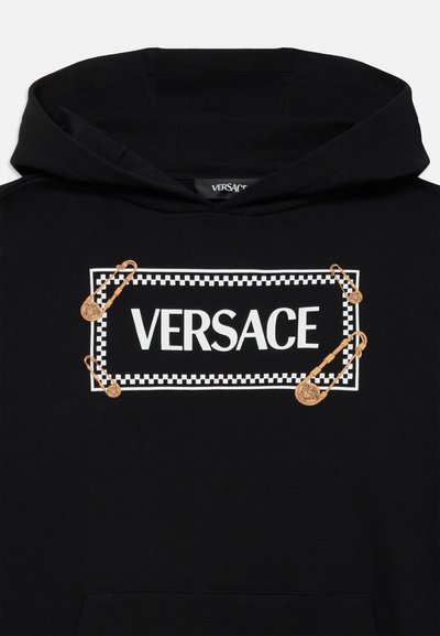 Fato de capuz preto com o logo "VERSACE" em branco. Apresenta alfinetes de segurança dourados e um design de borda em padrão de tabuleiro de xadrez. Tecido suave com um corte confortável.