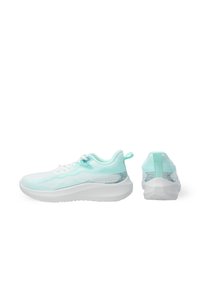 Jasnoniebieskie buty sportowe z fakturowaną cholewką, białymi sznurowadłami, wyściełaną podeszwą i pętelką na pięcie. Gładkie akcenty dopełniają design.