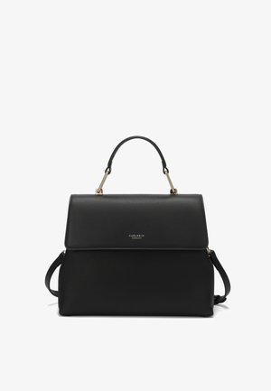 Czarna skórzana torebka o strukturalnym designie, z górnym uchwytem i regulowanym paskiem na ramię. Złote okucia i detal z logo z przodu.