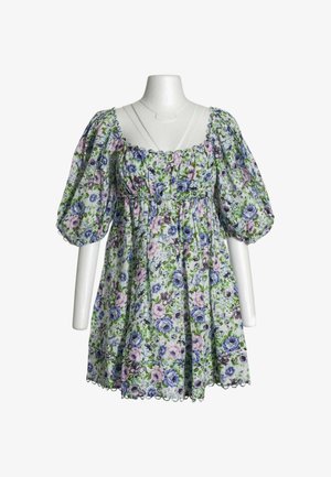 Blumenkleid mit Puffärmeln, quadratischem Ausschnitt und geraffter Taille auf einem weißen Schaufensterpuppen-Torso.