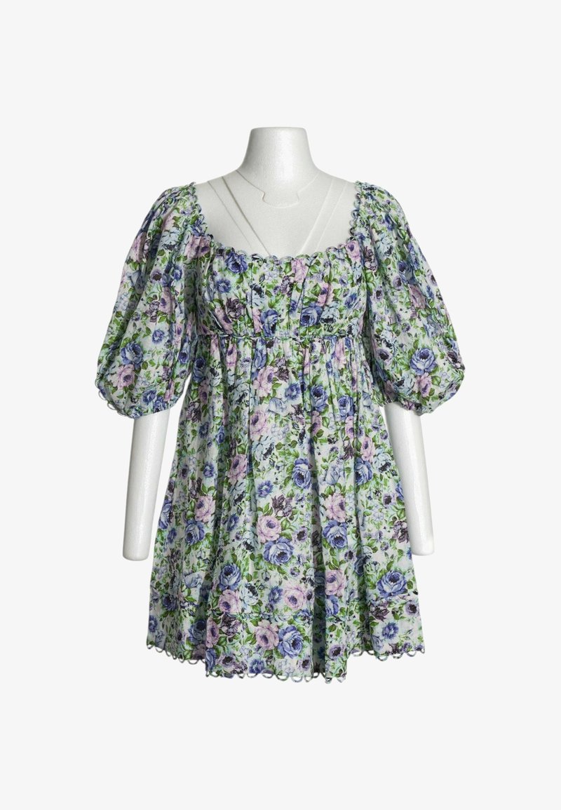 Robe fleurie avec manches bouffantes, décolleté carré et taille froncée sur un buste de mannequin blanc.