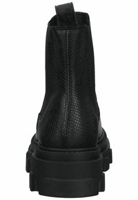 Stivaletto nero con pelle texturizzata, pannelli laterali elasticizzati e suola chunky. Presenta un tassello per una facile calzata.