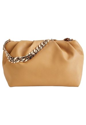 Sac à main en cuir souple couleur camel avec un design décontracté et une épaisse bandoulière chaîne dorée.