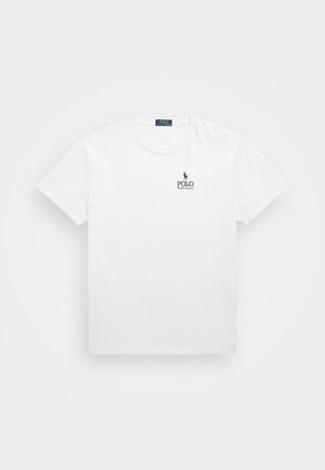 Camiseta de algodón blanca con cuello redondo, mangas cortas y un logo en azul marino que presenta un jinete y texto en la parte izquierda del pecho.