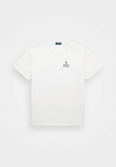 T-shirt de algodão branco com decote redondo, mangas curtas e um logótipo em azul-marinho com um cavaleiro e texto na área do peito esquerdo.