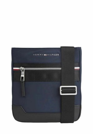 Borsa a tracolla blu navy realizzata in un tessuto liscio, con una tasca con zip nera, dettagli in argento e una tracolla regolabile. Presenta il logo sulla parte anteriore.