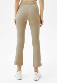 Bershka Tygbyxor - sand