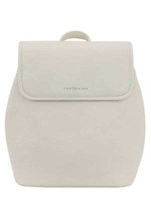Beige Rucksack mit glatter Textur, rechteckiger Form und Klappenverschluss. Verfügt über einen oberen Griff und das "Kapten & Son"-Logo in Silber.