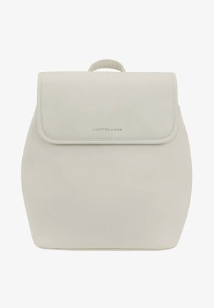 Zaino beige con una texture liscia, forma rettangolare e chiusura a patta. Presenta una maniglia superiore e il logo "Kapten & Son" in argento.