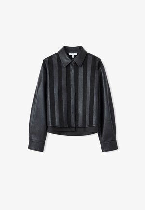 Camicia nera in pelle cropped con strisce verticali, chiusura con bottoni e colletto classico. Tessuto liscio con maniche a vestibilità rilassata.