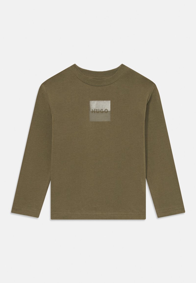 Ελιές πράσινη μακρυμάνικη μπλούζα φτιαγμένη από μαλακό βαμβάκι, που διαθέτει τετράγωνο λογότυπο σε ασημένιο χρώμα με το κείμενο "HUGO" στο κέντρο. Κανονική εφαρμογή και στρογγυλή λαιμόκοψη.