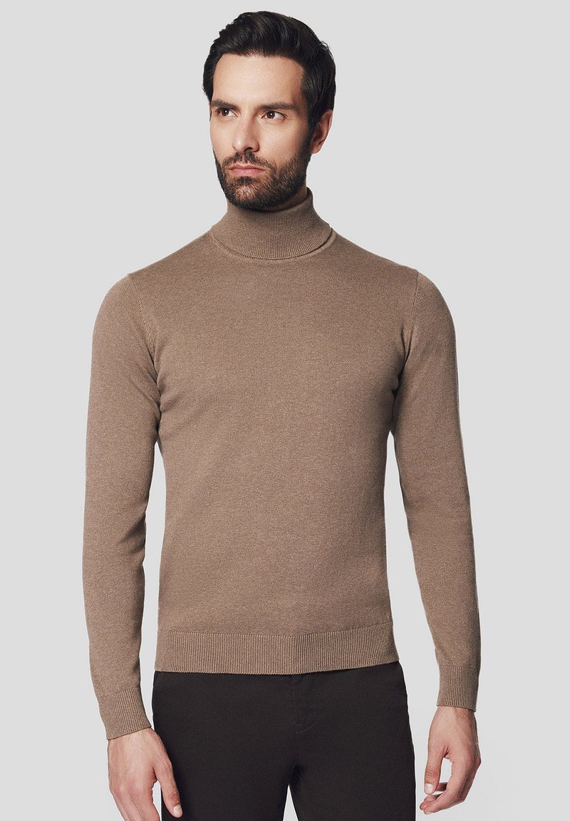 Brązowy sweter z golfem wykonany z miękkiego, gładkiego materiału dzianinowego; dopasowany krój z prążkowanymi mankietami i dołem. Brak widocznych wzorów lub akcentów.