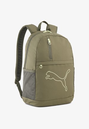 Khakifarbener Rucksack mit einer strukturierten Netz-Seitentasche, einer vorderen Reißverschlusstasche und einem weißen Puma-Logo. Aus leichtem Stoff gefertigt und mit verstellbaren Trägern ausgestattet.