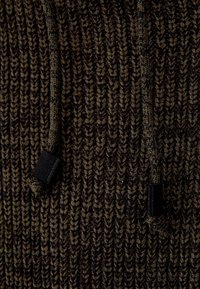 Tissu tricoté brun et noir avec une texture côtelée, comprenant des cordons de serrage et des accents matériels noirs.