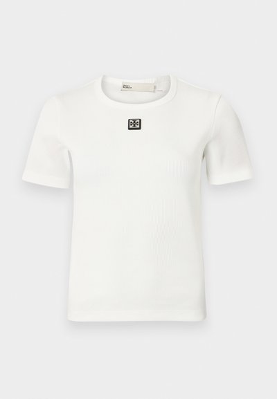 Tricou alb cu mânecă scurtă, cu detaliu pătrat negru pe piept; guler rotund, formă ajustată și textură moale.