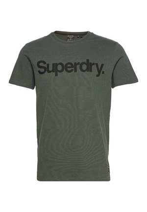Olijfgroen katoenen t-shirt met een groot zwart "Superdry." logo op de borst, korte mouwen en een ronde hals.