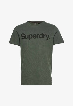 Olive zielona bawełniana koszulka z krótkim rękawem z dużym czarnym logo "Superdry." na piersi oraz okrągłym dekoltem.