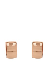 Ett par polerade roséguld breda hoops med slät, böljande yta som reflekterar ljus, isolerade på vit bakgrund.