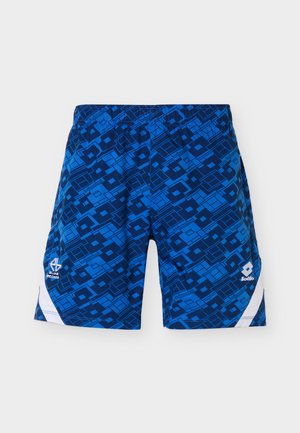 Niebieskie sportowe spodenki z ciemnoniebieskimi geometrycznymi wzorami, elastycznym pasem, białymi bocznymi akcentami oraz logo Lotto i Elias Becker.