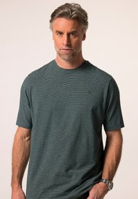 T-shirt a maniche corte verde scuro con collo rotondo, realizzato in un tessuto leggero caratterizzato da sottili righe orizzontali e un piccolo logo sul petto.