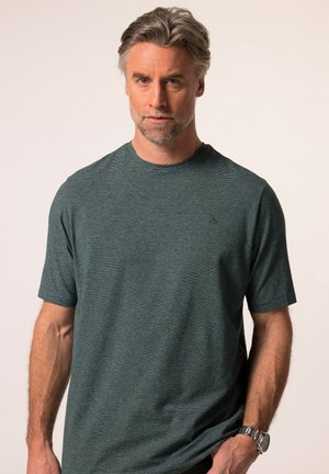 T-shirt à manches courtes de couleur vert foncé avec un col rond, fabriqué dans un tissu léger présentant des rayures horizontales subtiles et un petit logo sur la poitrine.