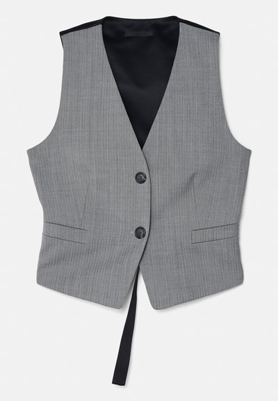 Hall vaheline seljatasku ja musta satiinvoodriga hall triibuline vest, millel on kaks esistaskut ja kaks musta nuppu, avatud külgedega ning seljaosa rihmaga detail.