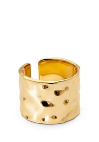 Goldfarbene Armreif-Ring mit strukturierten Oberfläche, ausgestattet mit einer gehämmerten Optik und einem offenen Rückendesign für eine verstellbare Passform.