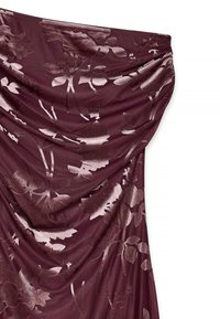 Burgundia kangastest kleit drapeeritud disainiga, millel on metalliline lillemuster ja sile tekstuur. Ülemine osa on kokku tõmmatud õlavarre juures.