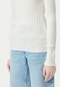 GOBI Cashmere Stickad tröja - white