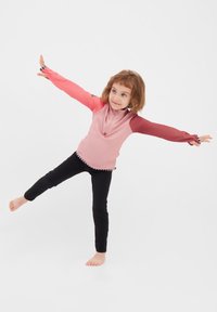 Rosa langärmliges Oberteil mit einem Halb-Reißverschluss, ausgestattet mit kontrastierenden dunkelrosa Ärmeln und einem karierten Saum, kombiniert mit schwarzen Leggings.