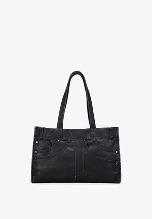 Bolso de cuero negro con doble asa, costuras decorativas y detalles de remaches metálicos, de forma rectangular, sobre fondo blanco.