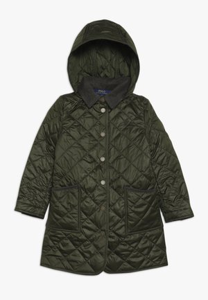 Ciemnozielona pikowana długa kurtka z kapturem, przednimi zatrzaskami, kołnierzem i dwoma naszywanymi kieszeniami.