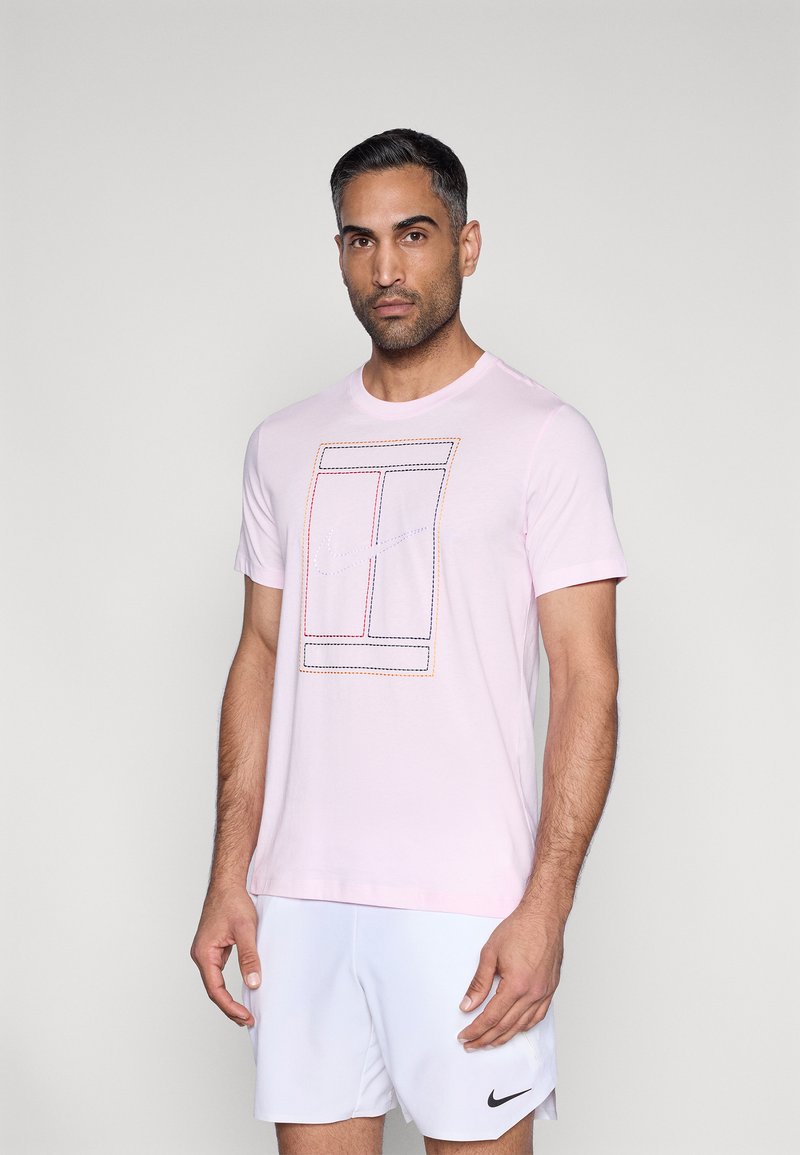 Ροζ βαμβακερό T-shirt με γραφικό σχέδιο σε μαύρες, πορτοκαλί και λευκές περιγράμματα. Κοντά μανίκια και κλασικός στρογγυλός λαιμός.