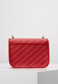 KARL LAGERFELD Axelremsväska - red