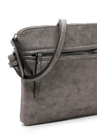 Borsa a tracolla in ecopelle grigia con finitura testurizzata, design slim, chiusura superiore con zip e tracolla staccabile. Presenta una tasca con zip sulla parte frontale.